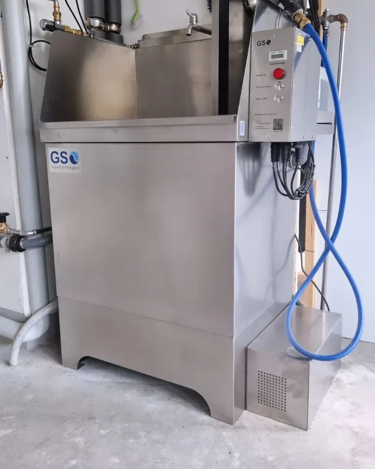 Spaltanlage von Maler Iten zur Trennung von Farbresten und Waschwasser in der Werkstatt.