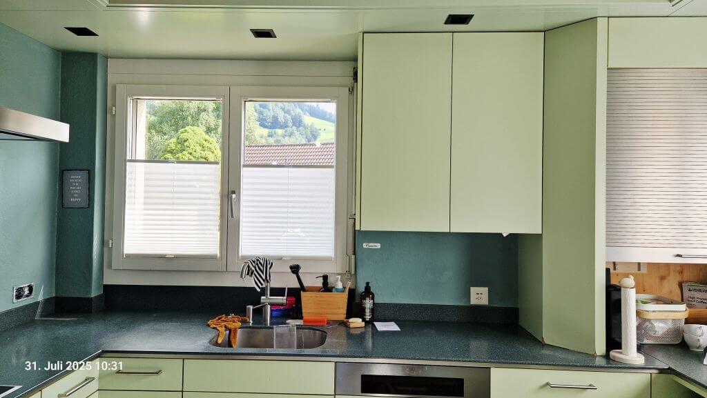 Innenanstrich Küche Innenanstrich in Küche mit grünen Wandflächen, hellen Fronten und Fensterbereich
