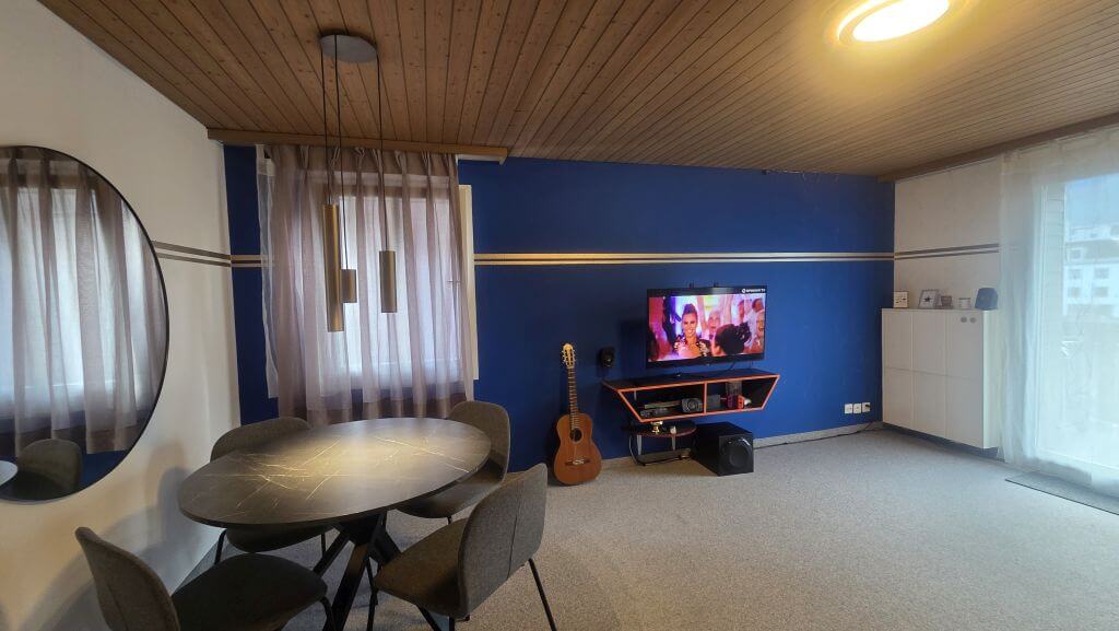Blauer Innenanstrich im Wohn- und Essbereich mit Akzentwand und dekorativem Streifen