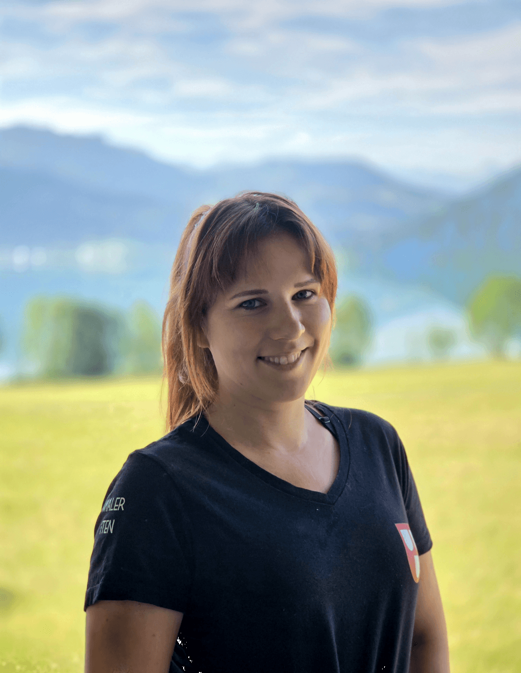 Andrea Iten von Maler Iten vor Landschaft im Ägerital.