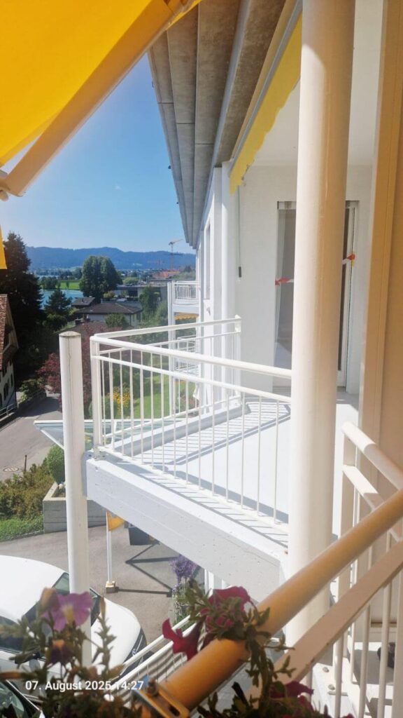 Aussenanstrich an Balkon und Geländer mit heller Fassade und weisser Beschichtung