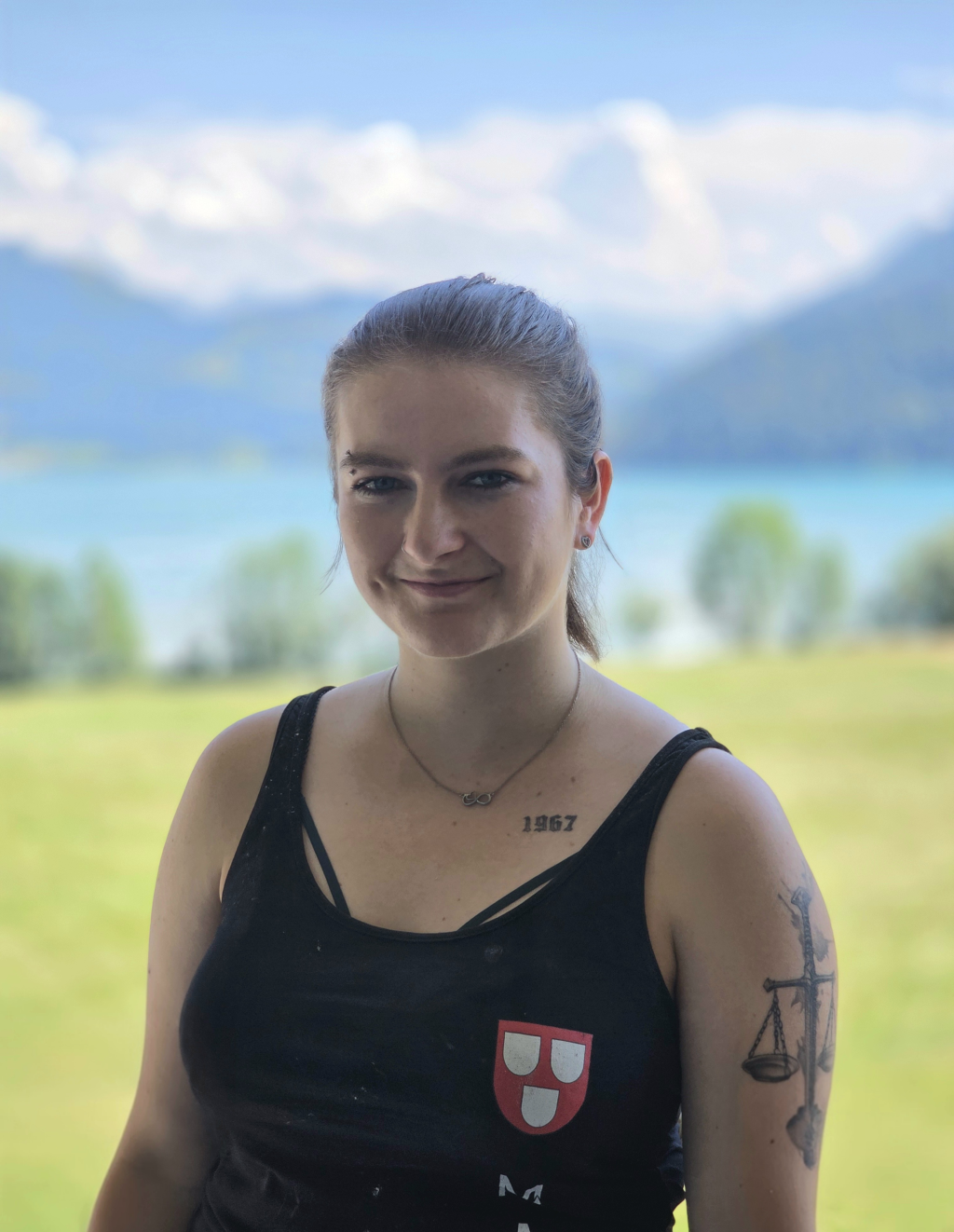 Teammitglied von Maler Iten mit Arbeitskleidung vor Landschaft im Ägerital.