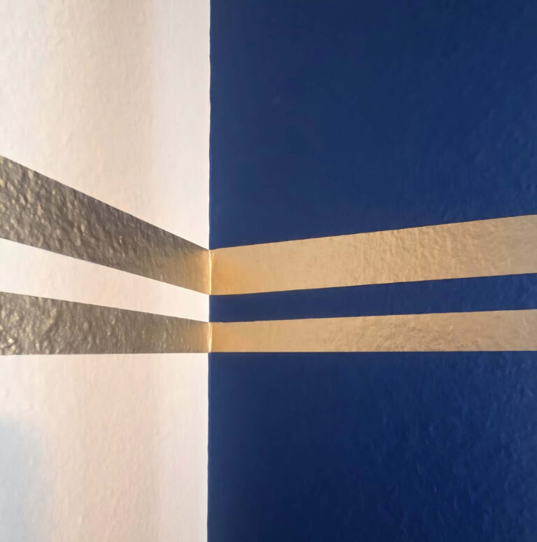 Präzise Malerarbeit mit sauberen Farbkanten und geraden Linien an einer Innenwand.