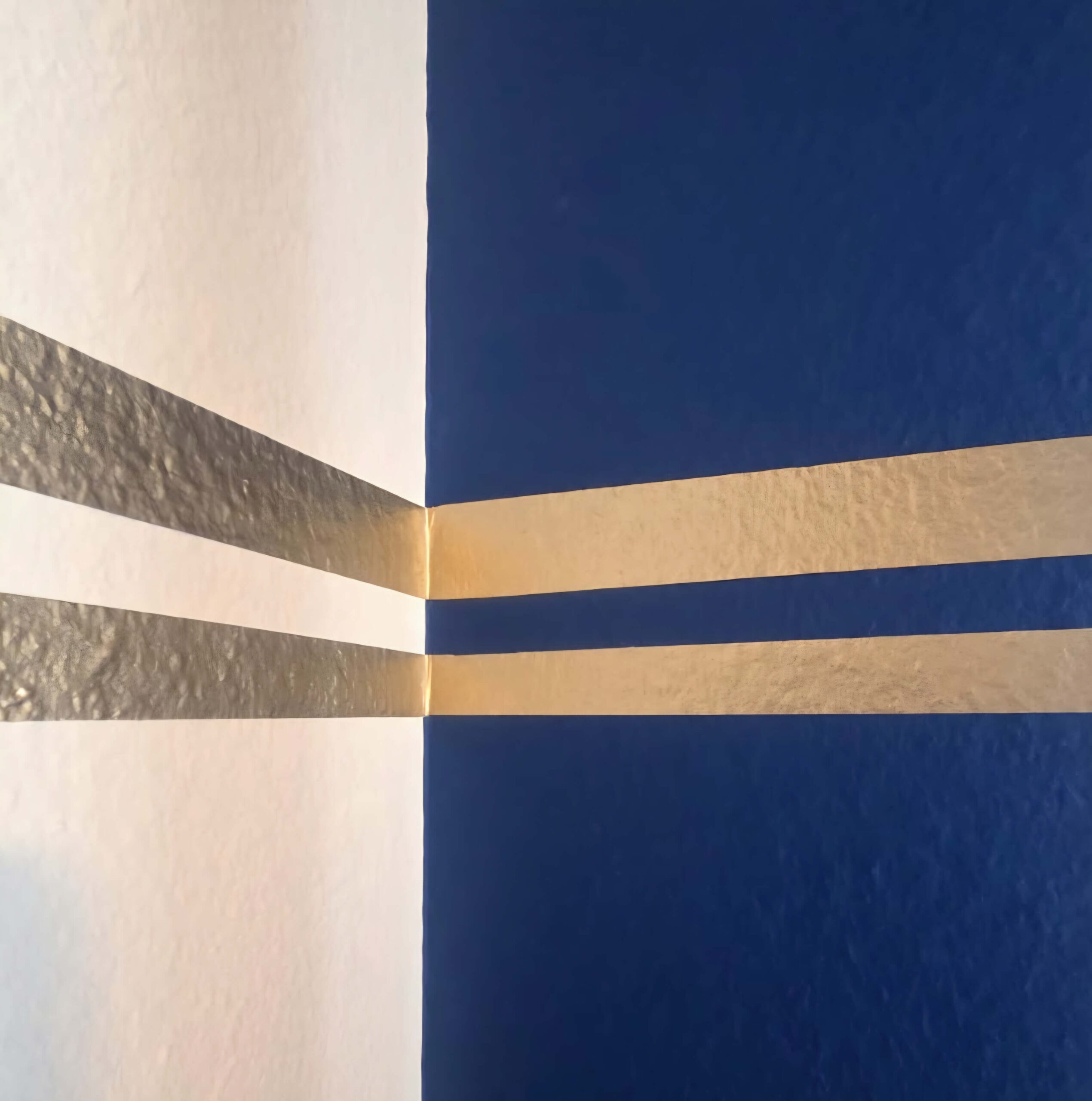 Präzise Malerarbeit mit sauberen Farbkanten und geraden Linien an einer Innenwand.
